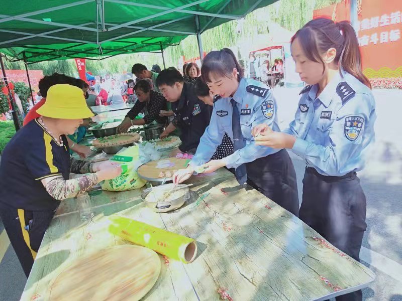 社区民警参与“邻居节” 拉近警民关系促和谐