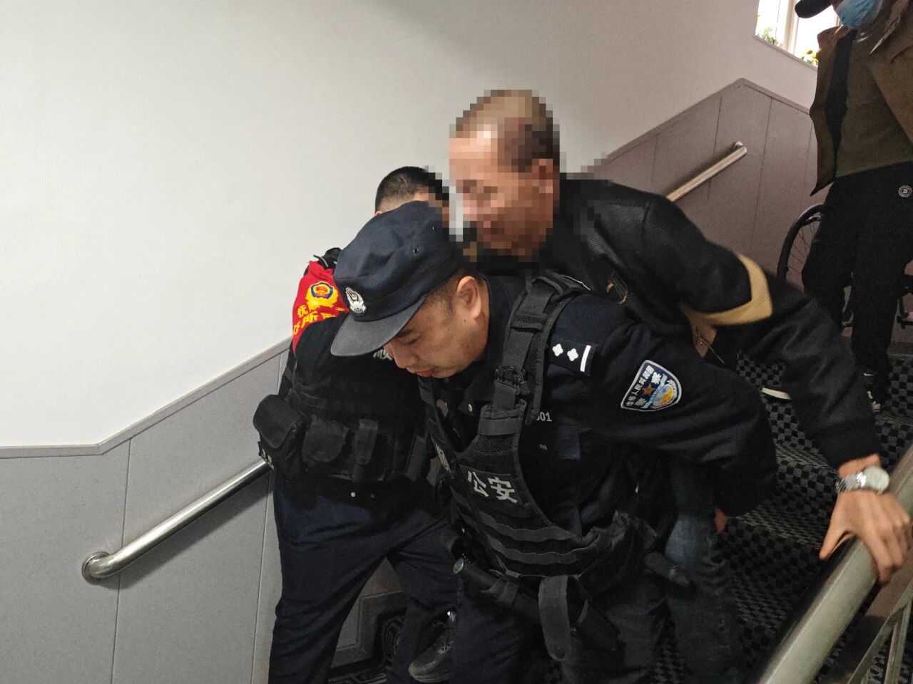 老人突发疾病,民警毫不犹豫背起就走